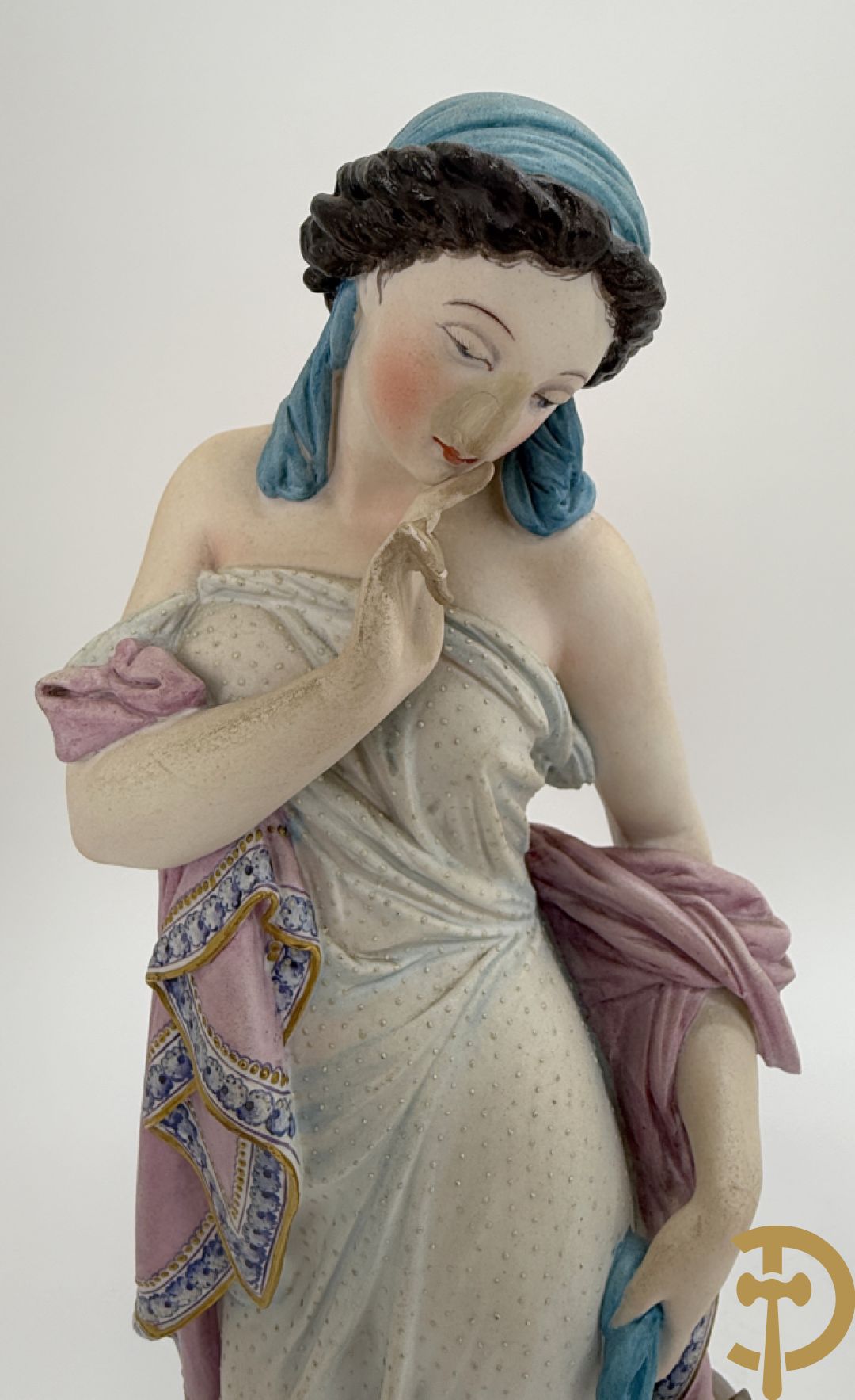 Paar Franse biscuits van elegante dame met hond en dame met bloemen op schouder