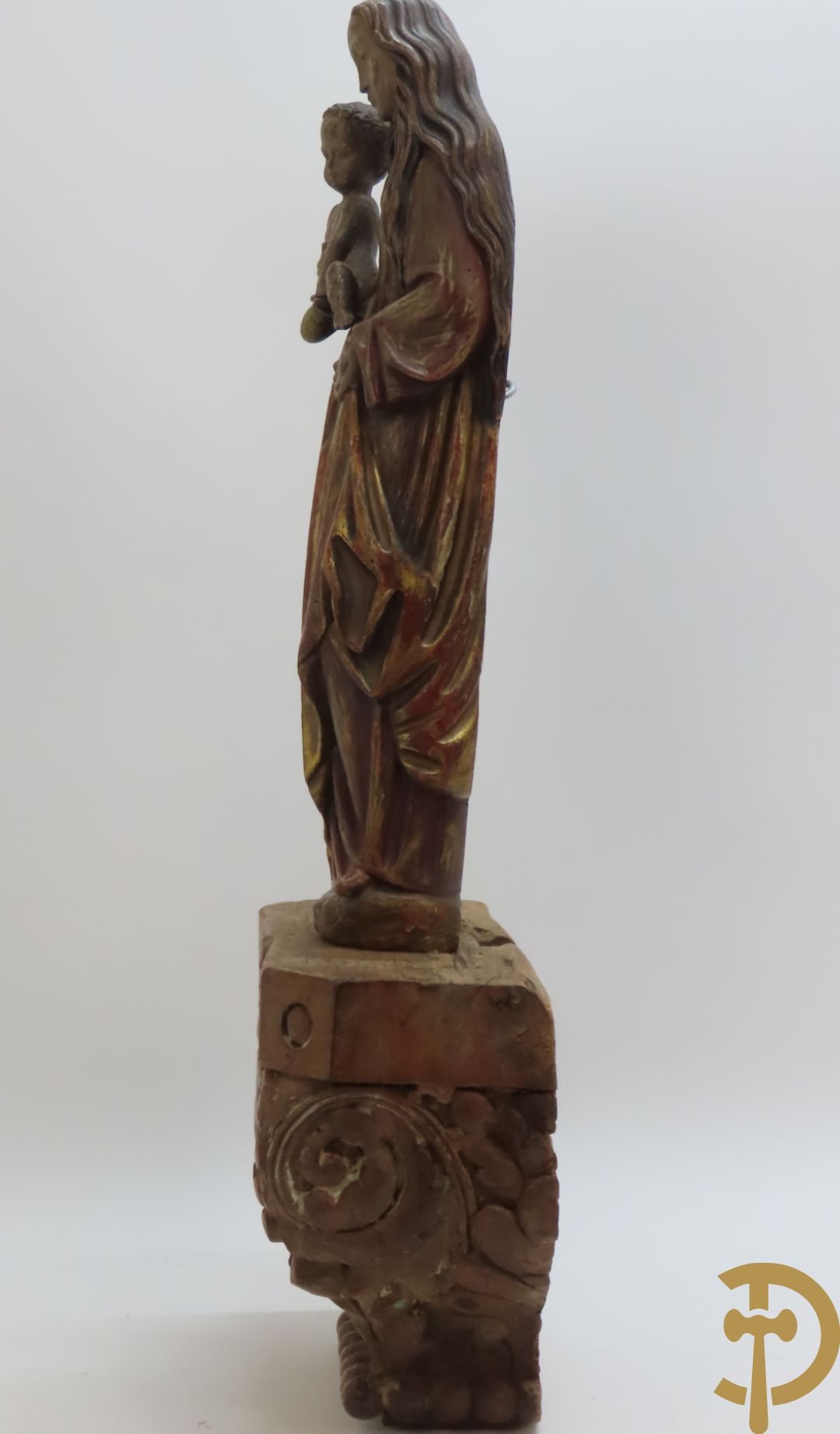 Gepolychromeerde houtsculptuur van madonna met kind gemonteerd op sokkel met accanthusranken