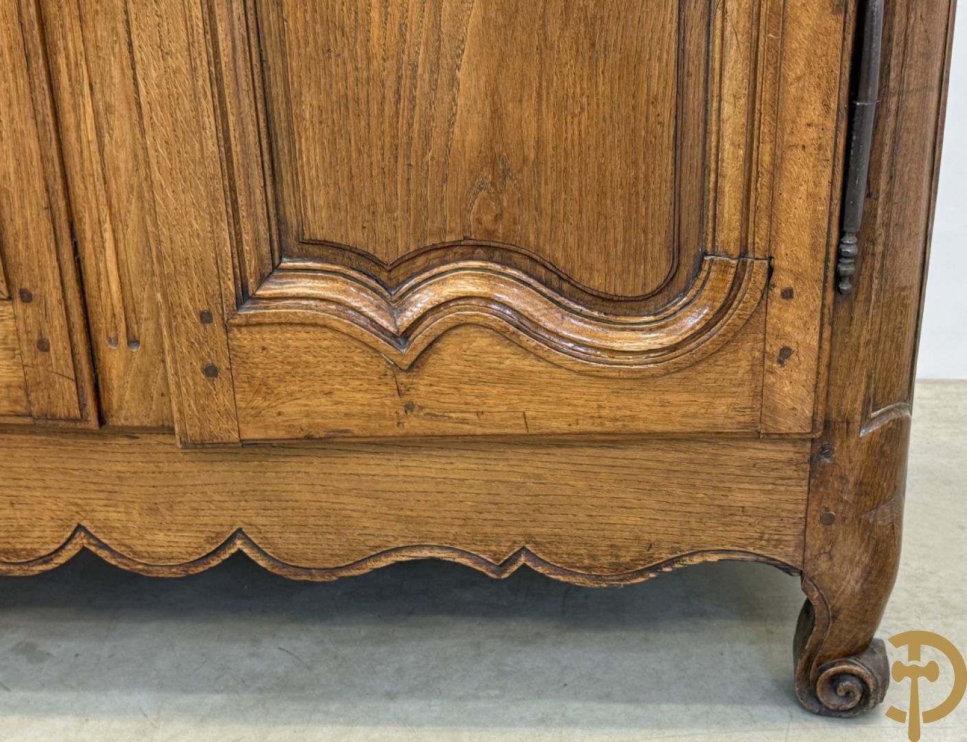 Massief eiken tweedeurskast met gezwaaide deuren op voluutvormige poten