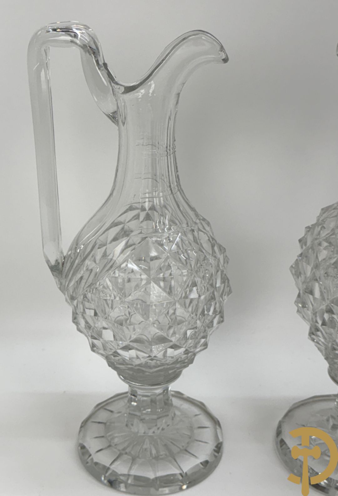 Paar diamantgeslepen karaffen + 5 andere karaffen