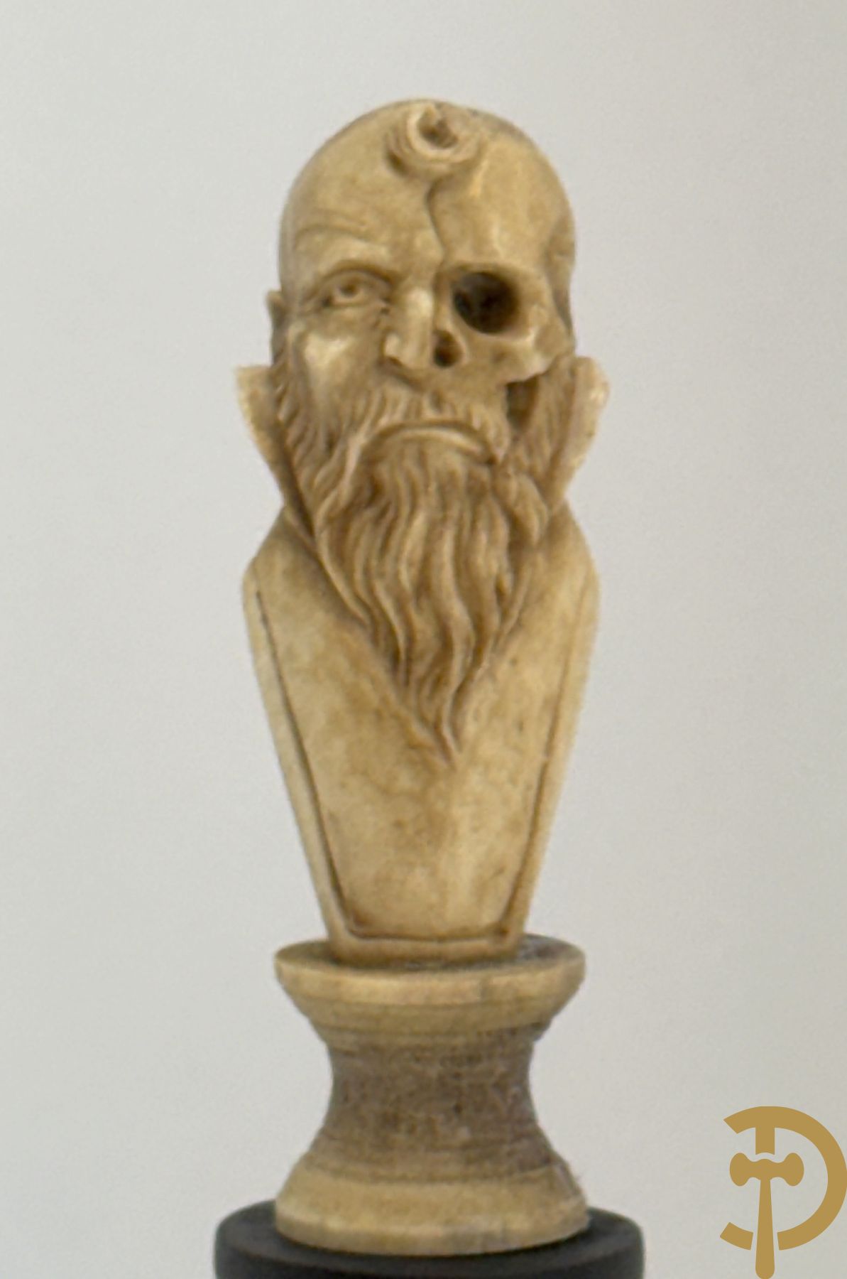 Twee handgesculpteerde hertegeweien in de vorm van een doodskop onder globe