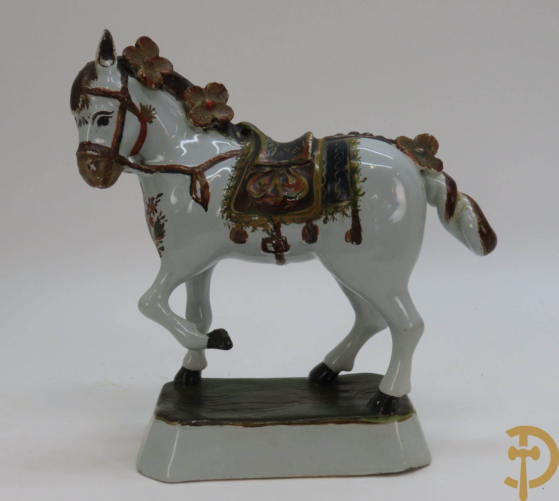 Paar wit geglazuurde gezadelde Delftse paarden met staarten, koud beschilderd laat 18e