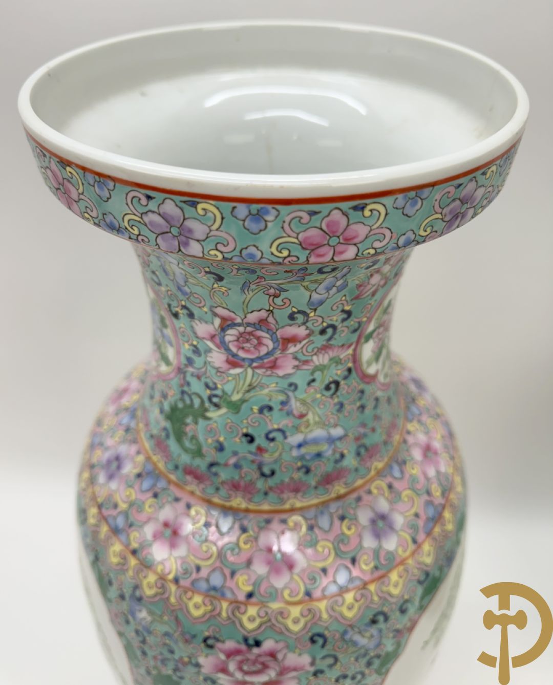 Paar Chinese vazen met geishadecor, rondom bezet met bloemen