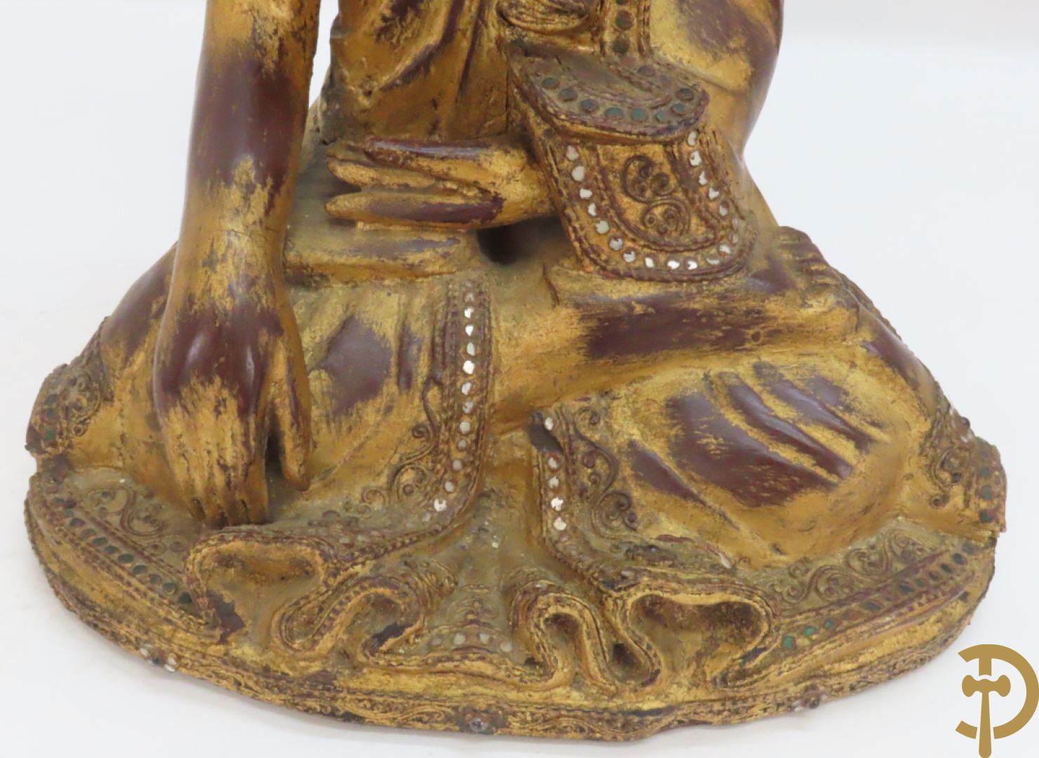 Grote staande vergulde houtgesculpteerde boedha +vergulde  zittende houten boedha met edelsteentjes