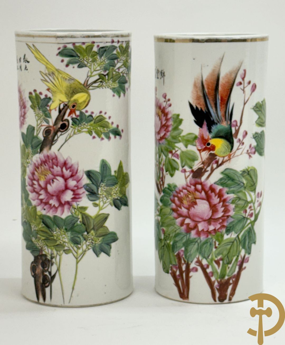 Twee rolvazen met bloemen- en vogeldecor + dekselpotiche met vogeldecor + Chinese vaas met decor van dames en kinderen