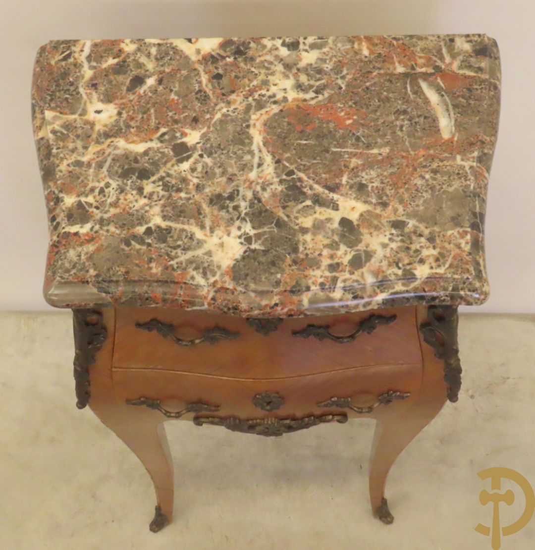 Kleine bijzetkast met 2 lades en bezet met bronzen ornamenten en marmeren blad