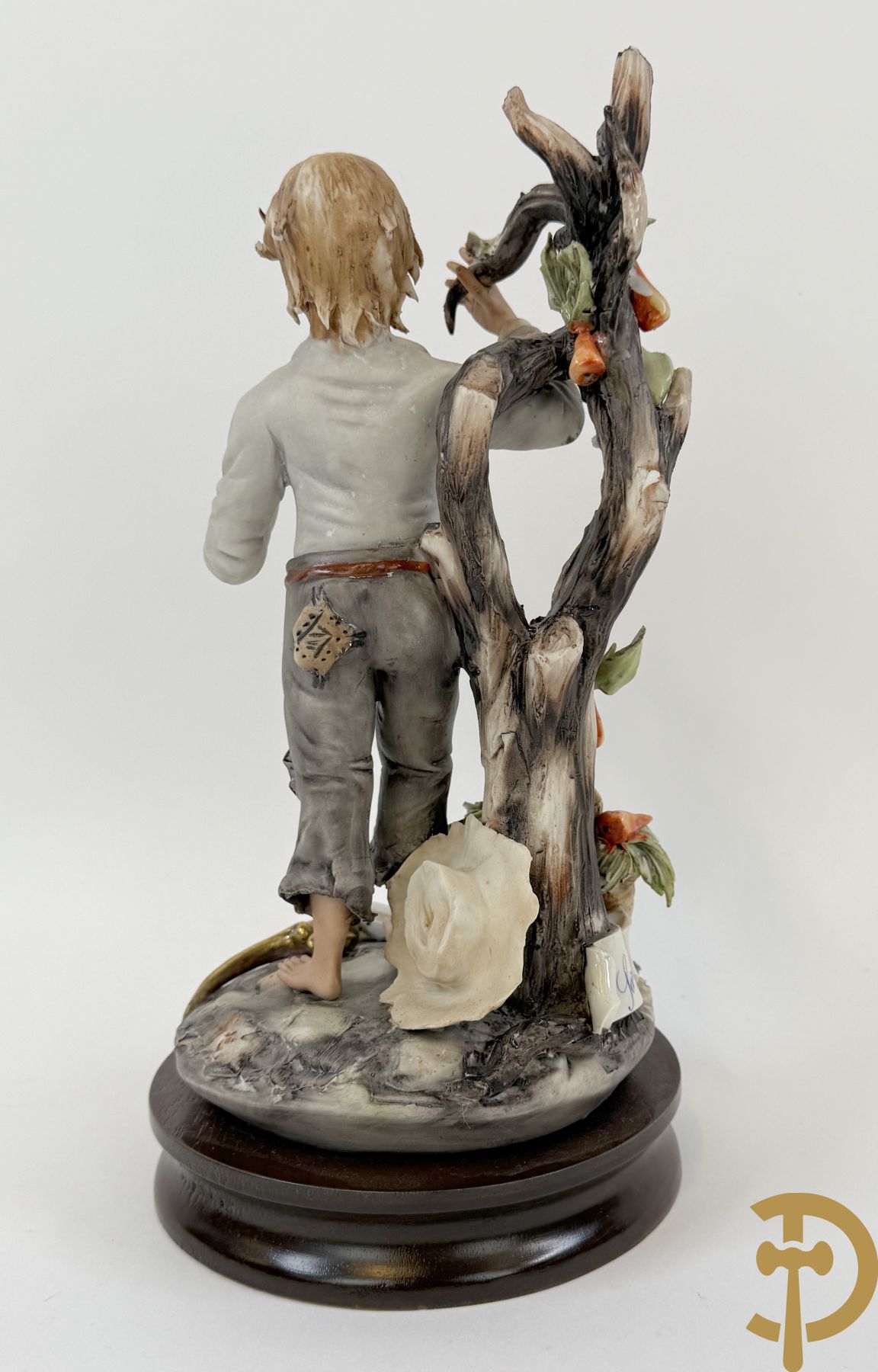 Twee grote Italiaanse groepen in 
gekleurde biscuit : jongens plukken appels - onderonsje aan tafel + 4 groepen in gekleurde Italiaanse biscuit