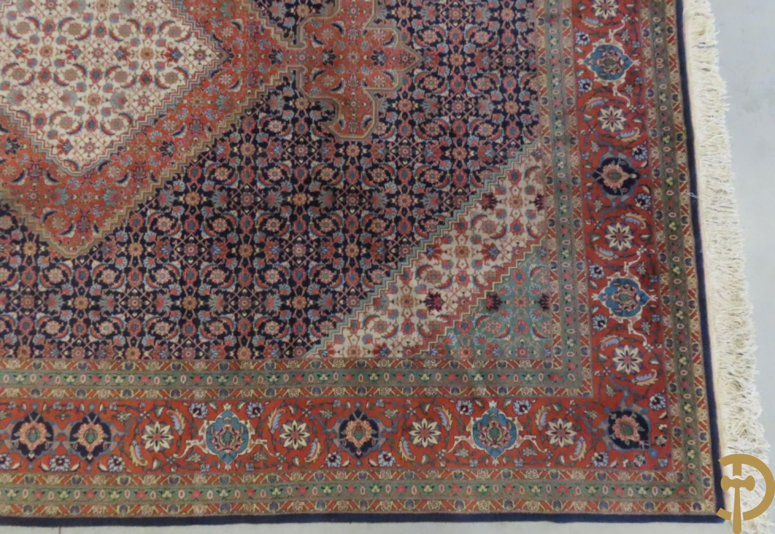 Oosters handgeknoopt tapijt met centraal decor op blauwe fond met bloemenmotieven