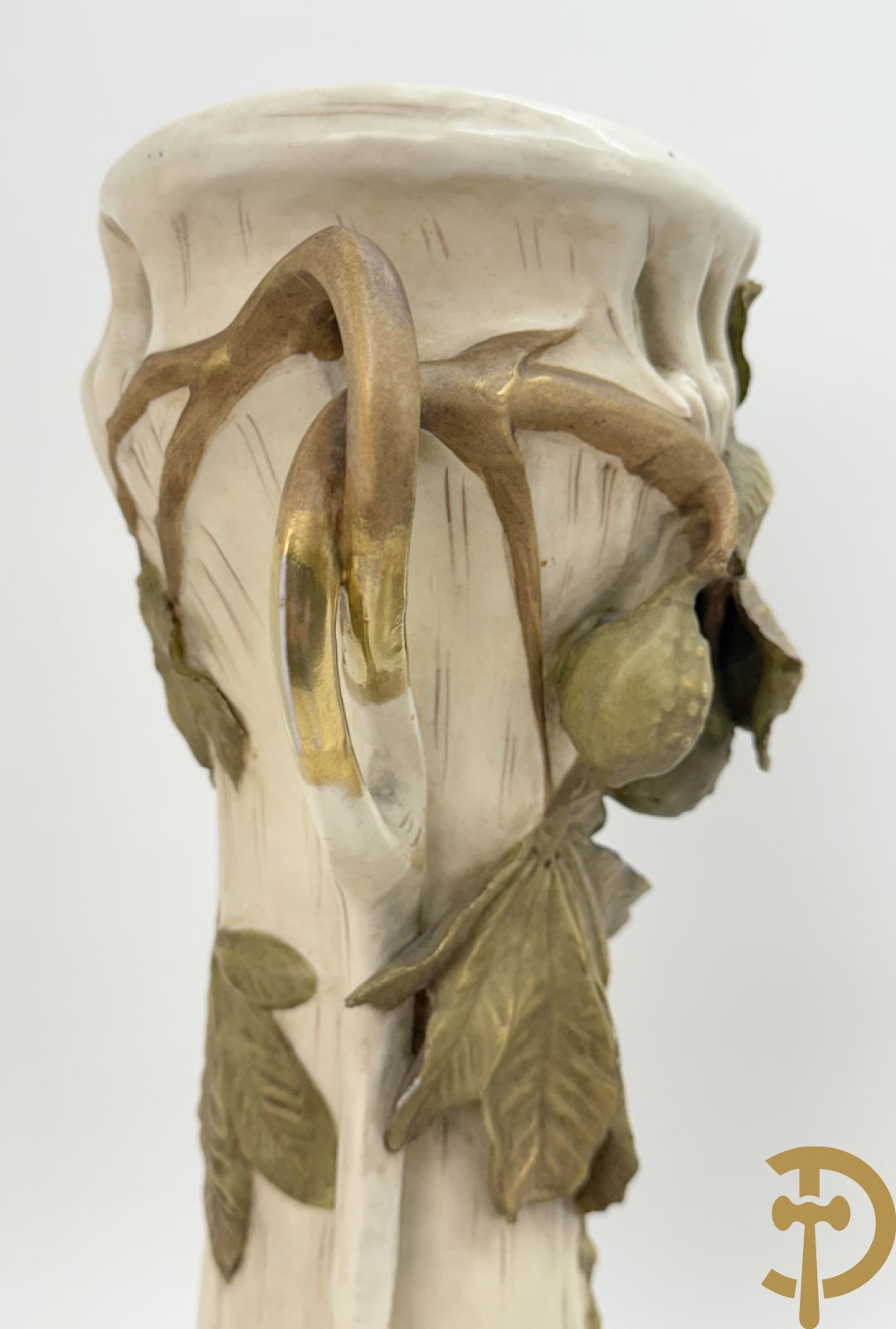 Paar Royal Dux vazen met bloemen bezet