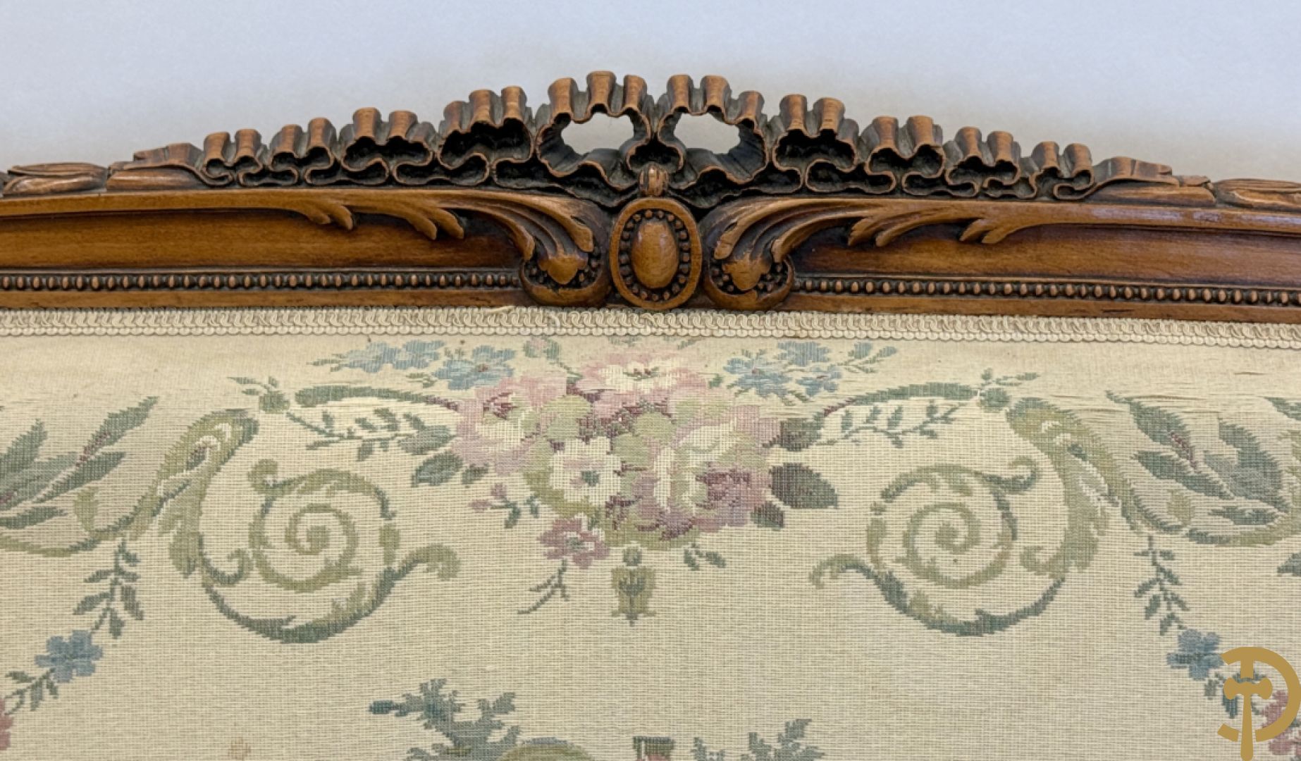 Vijfdelig notelaren Louis XVI salonensemble bestaande uit canapé, 2 armzetels en 2 stoelen