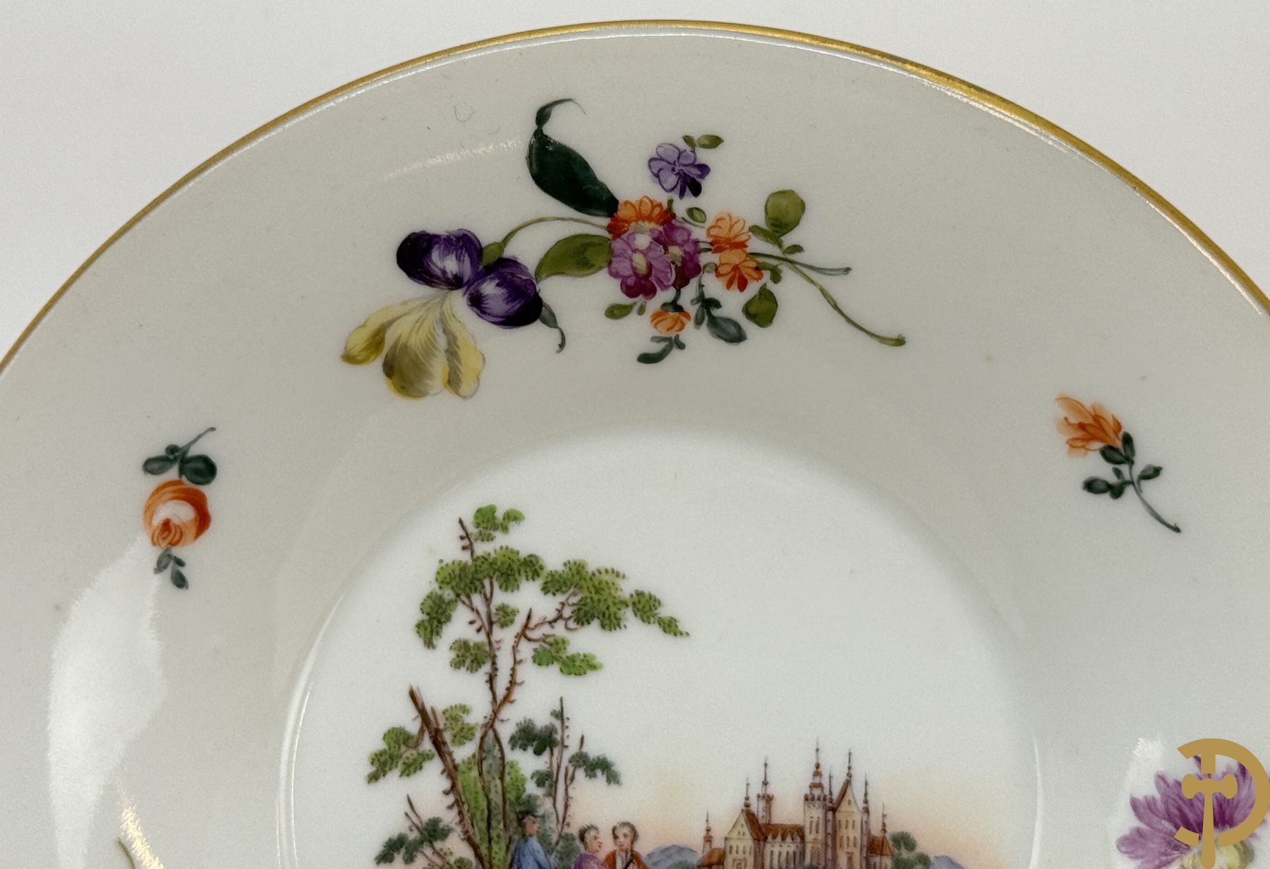 Porseleinen kopje met schoteltje met zeer fijn handbeschilderd geanimeerd landschapsdecor omgeven door bloemen, onderaan gemerkt Sint Petersburg (Alex I 1801-1825)