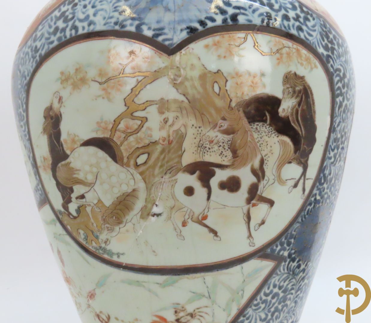 Grote Japanse Imari dekselpotiche bezet met fo hond en natuurtaferelen