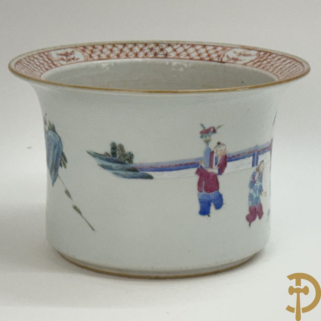 Chinese porseleinen bloemencachepot met decor van kinderen en dames