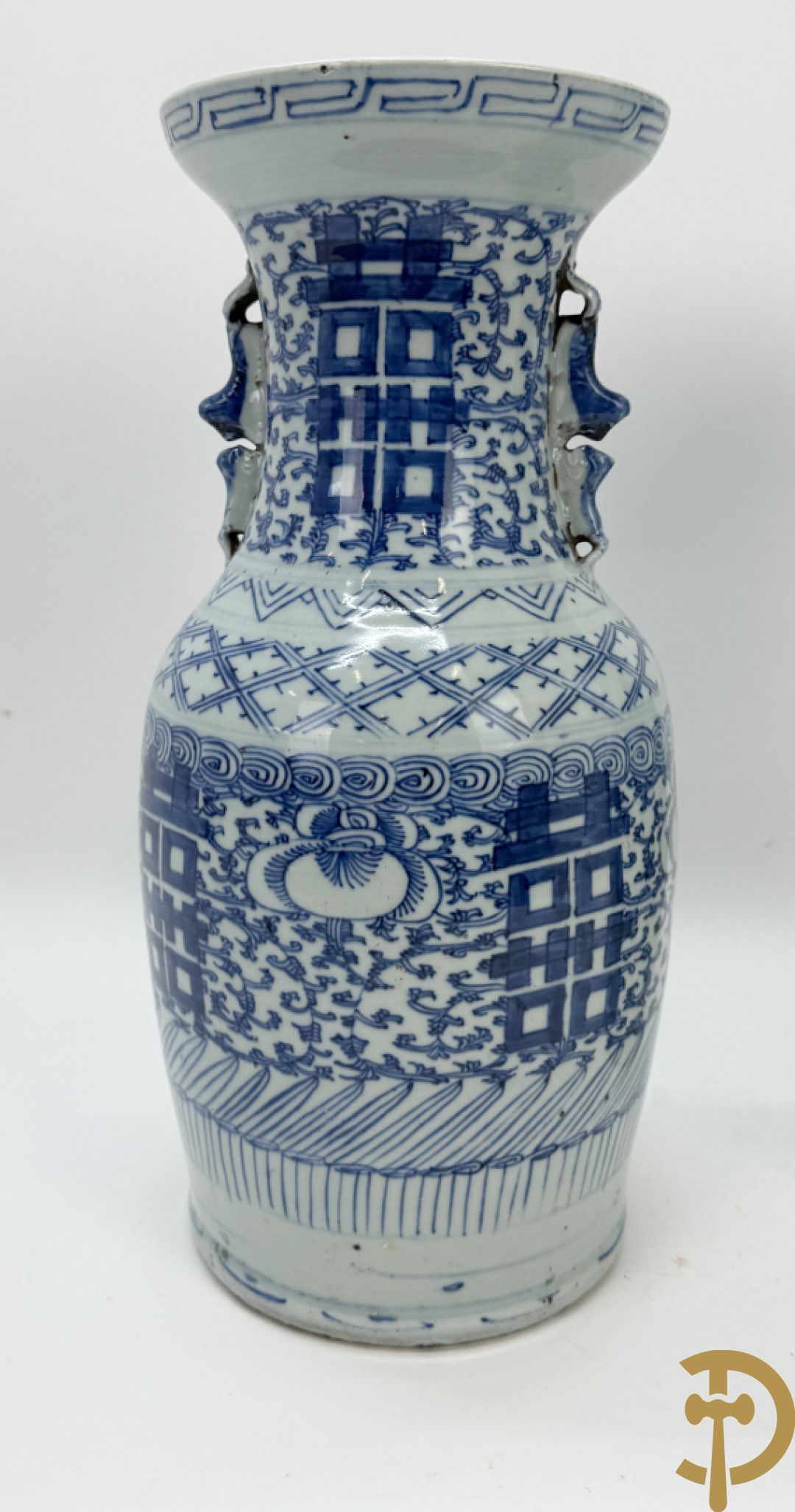 Paar blauw/witte Chinese porseleinen vazen met tekens en accanthusranken, 19e