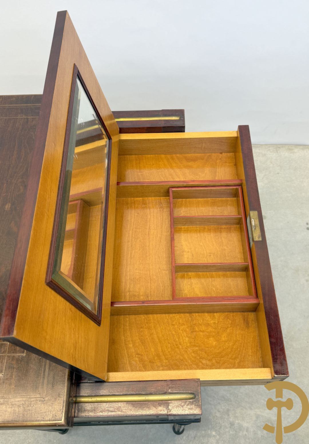 Openklapbare speeltafel en ingewerkt schrijfbureau met koperinlegwerk