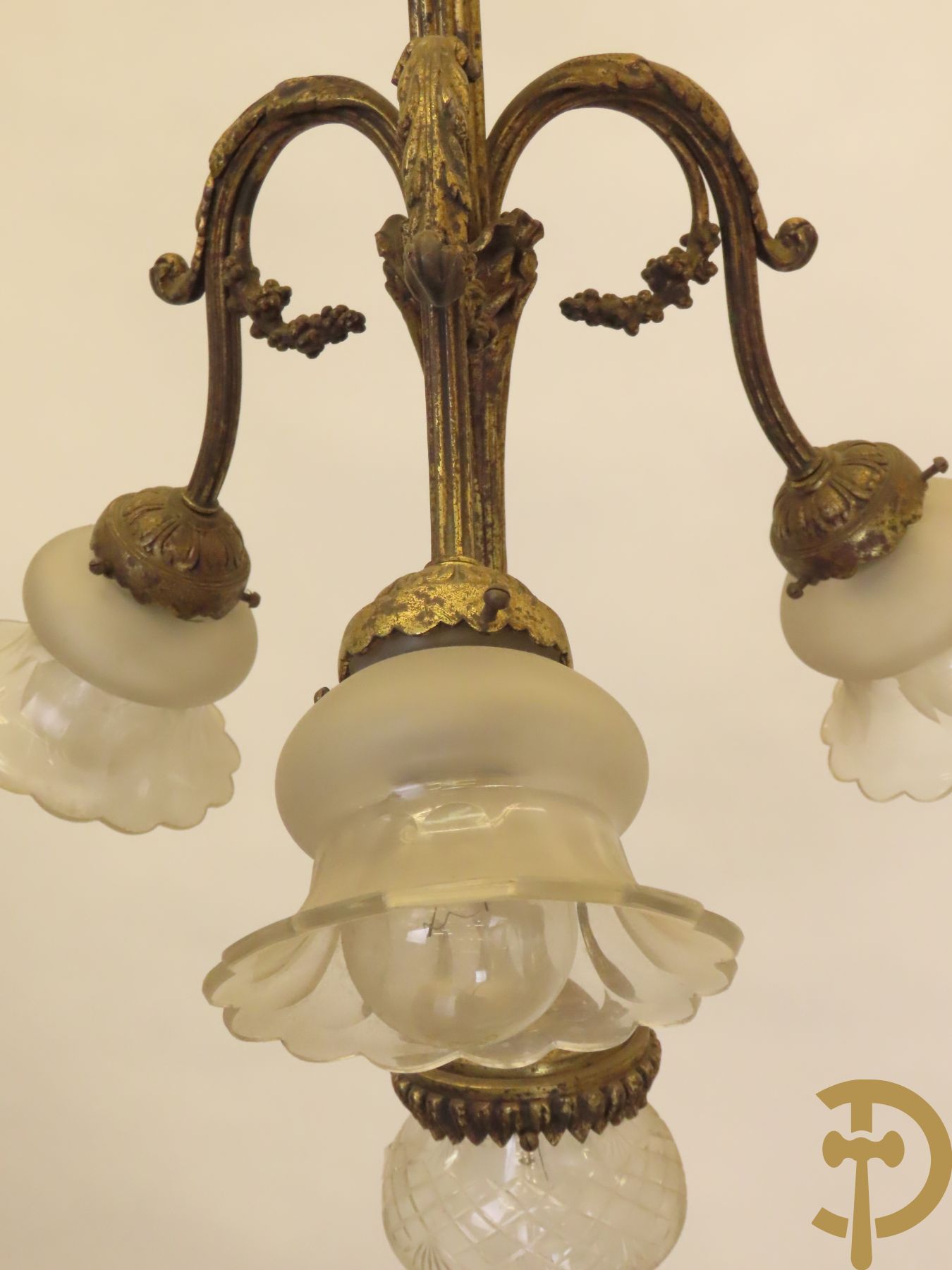 Paar bronzen vierarmige luchters met accanthusranken