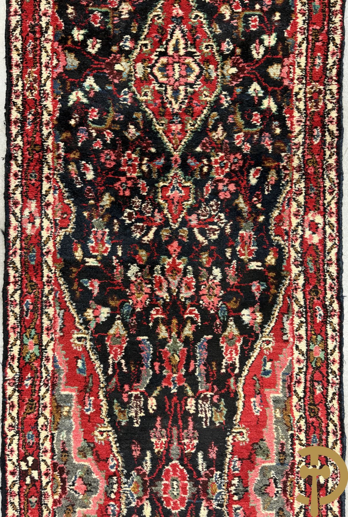 Twee oosterse handgeknoopte lopers