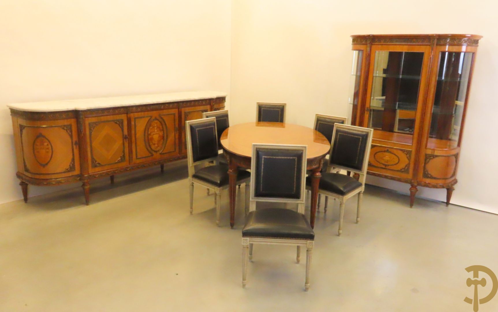 Notelaren eetkamer Louis XVI stijl bestaande uit vijfdeursdressoir met bloemenmarquetterie, bronsbeslag en wit marmeren blad, ovale uittrekbare tafel, 6 stoelen met leder bekleed en gegalbeerde vitrine met geslepen ruitjes