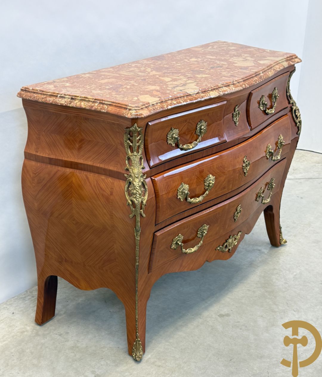 Gegalbeerde notelaren vierladencommode bezet met bronsbeslag en marmeren blad