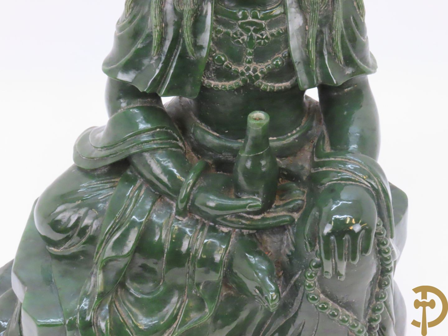 Handgesculpteerde geisha met flesje in de hand in groene jade