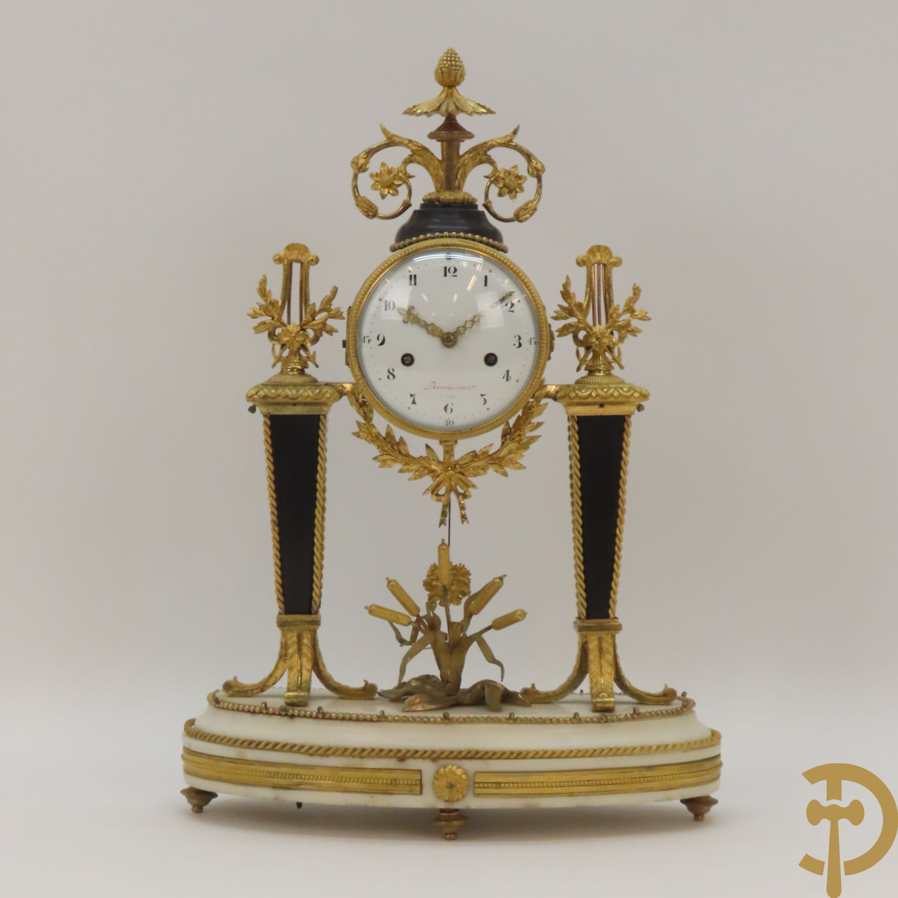 Louis XVI pendule bezet met harten en accanthusranken, binnenin met lisdoddes, Barancourt à Paris getekend