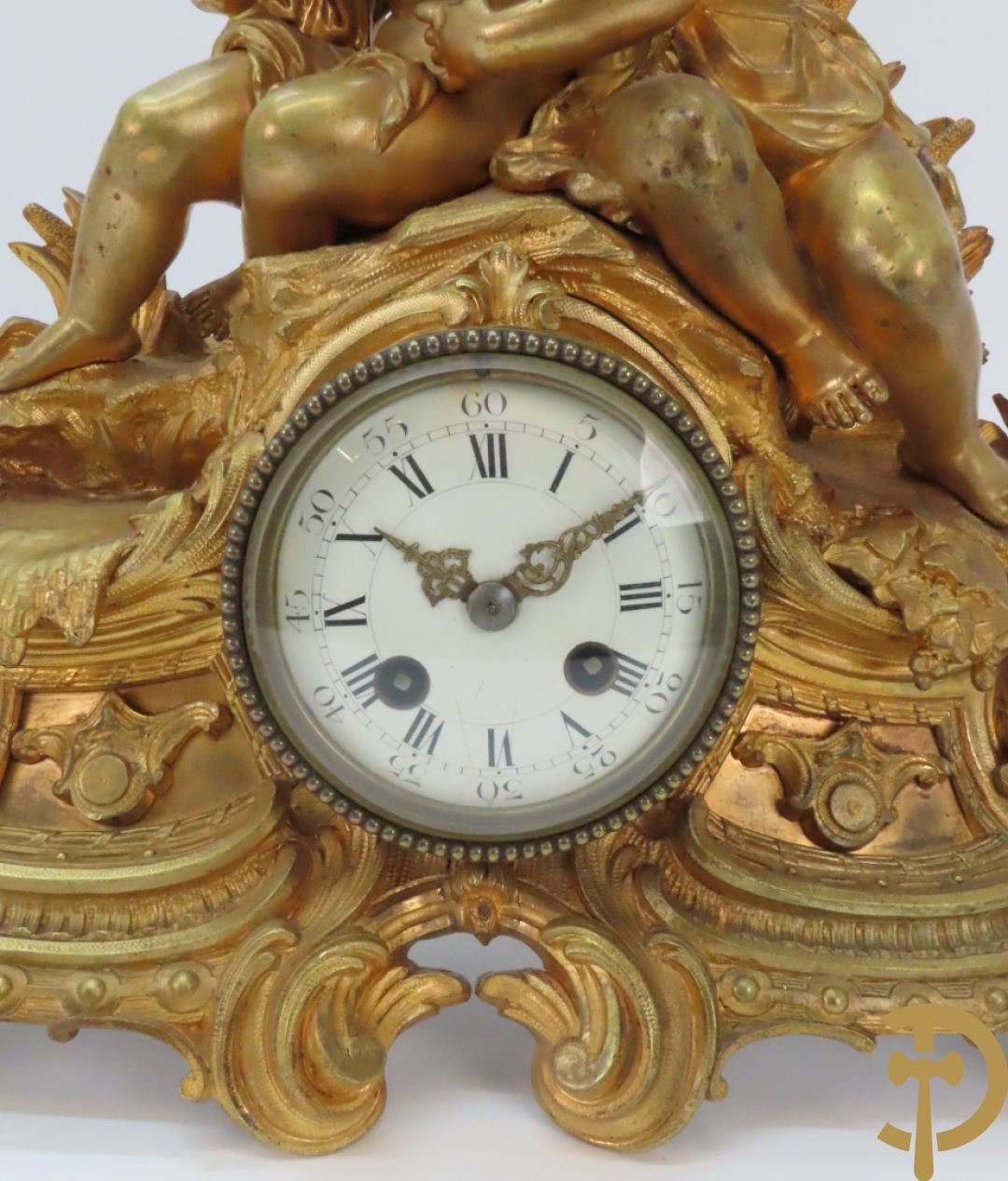 Bronzen schouwklok bezet met 2 cupido