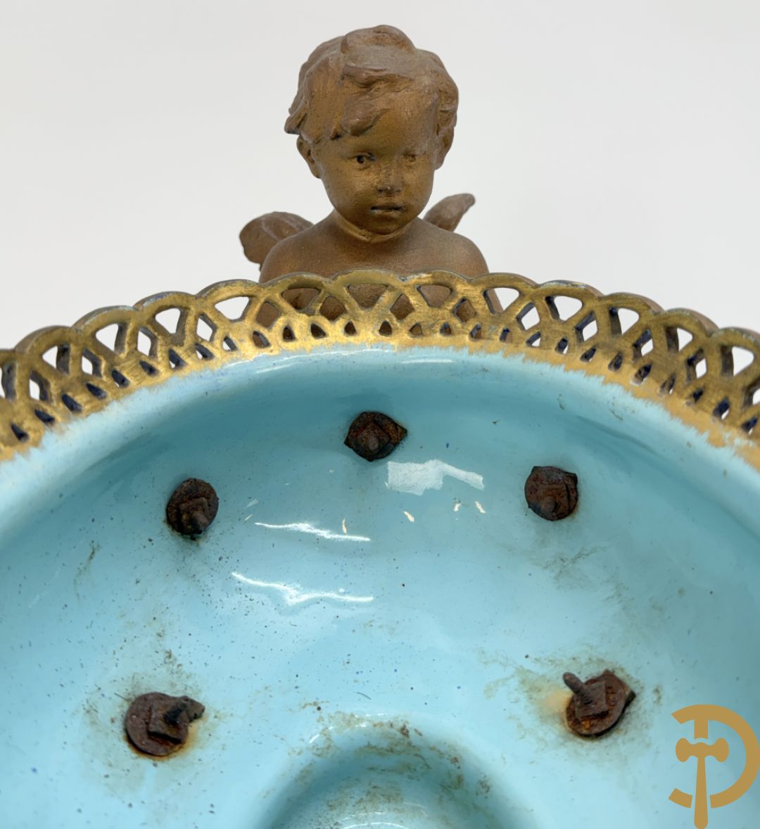 Blauwe coupe gehouden door paar zamak cupido