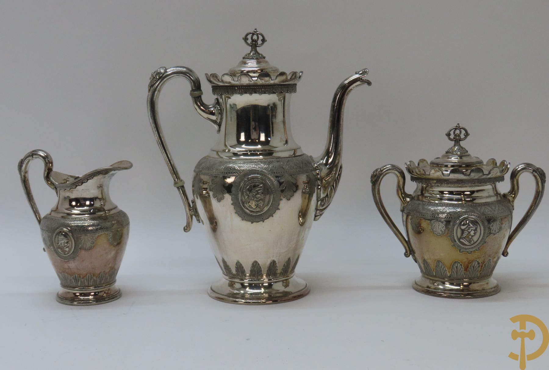 Verzilverd koffiestel MFD & Plated by Reed & Barton 2046 bestaande uit koffiekan, melkkan en suikerpot met ovale medaillons + verzilverde coupe met eekhoorn en rocaille + verzilverde coupe met glas + Verzilverde schenkkan met houten handvat