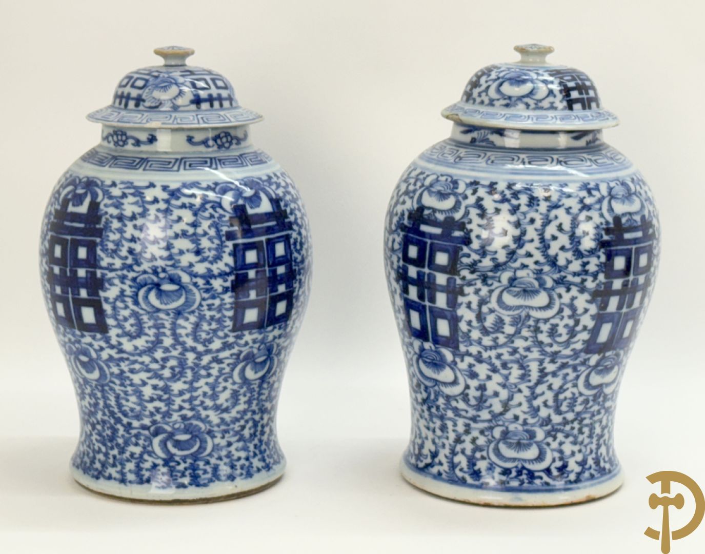 Paar blauw/witte Chinese porseleinen dekselpotiches met bloemen en Chinese tekens