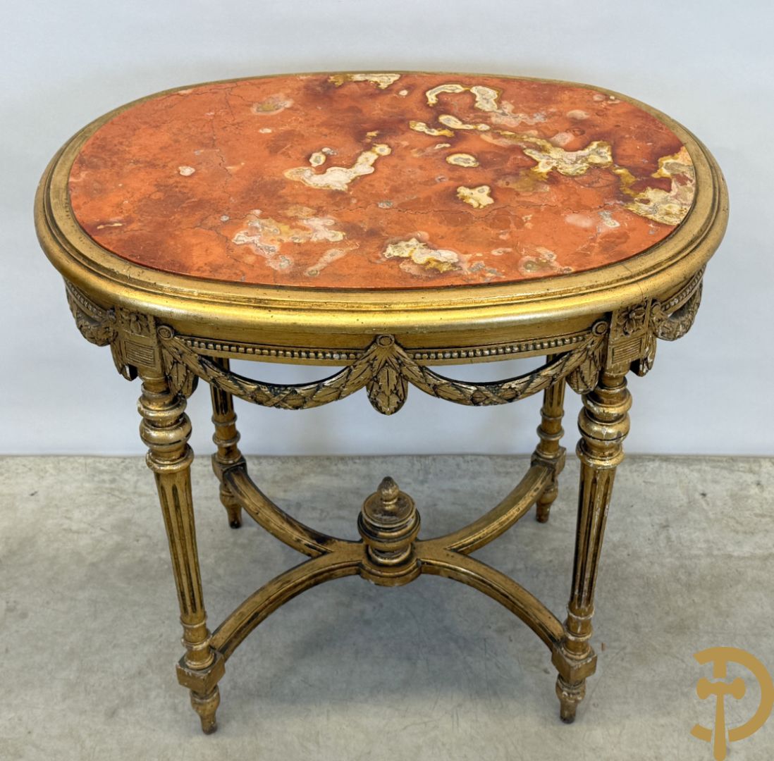 Ovale vergulde salontafel met Louis XVI motieven op gecanneleerde poten - met marmeren blad + 2 vergulde Louis XVI stoelen
