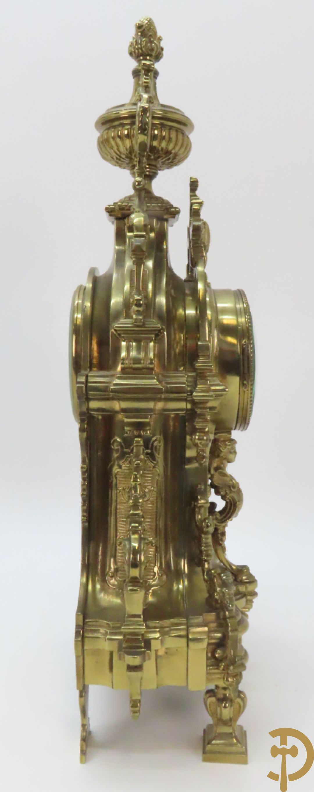 Driedelige koperen Neo Renaissance garnituur bestaande uit klok met amfoor bovenaan en Neo Renaissance motieven, Richond 11 Bd Mont Martre getekend - geflankeerd door paar vijfarmige kandelaars