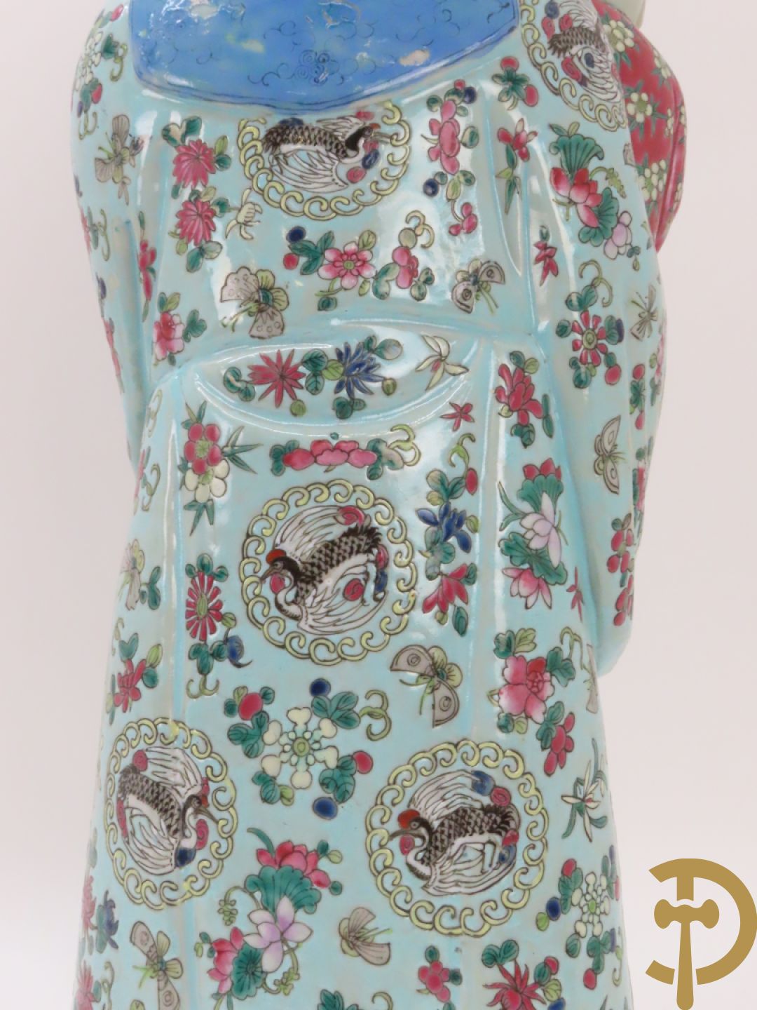 Chinese porseleinen wijsgeer dragende een kind