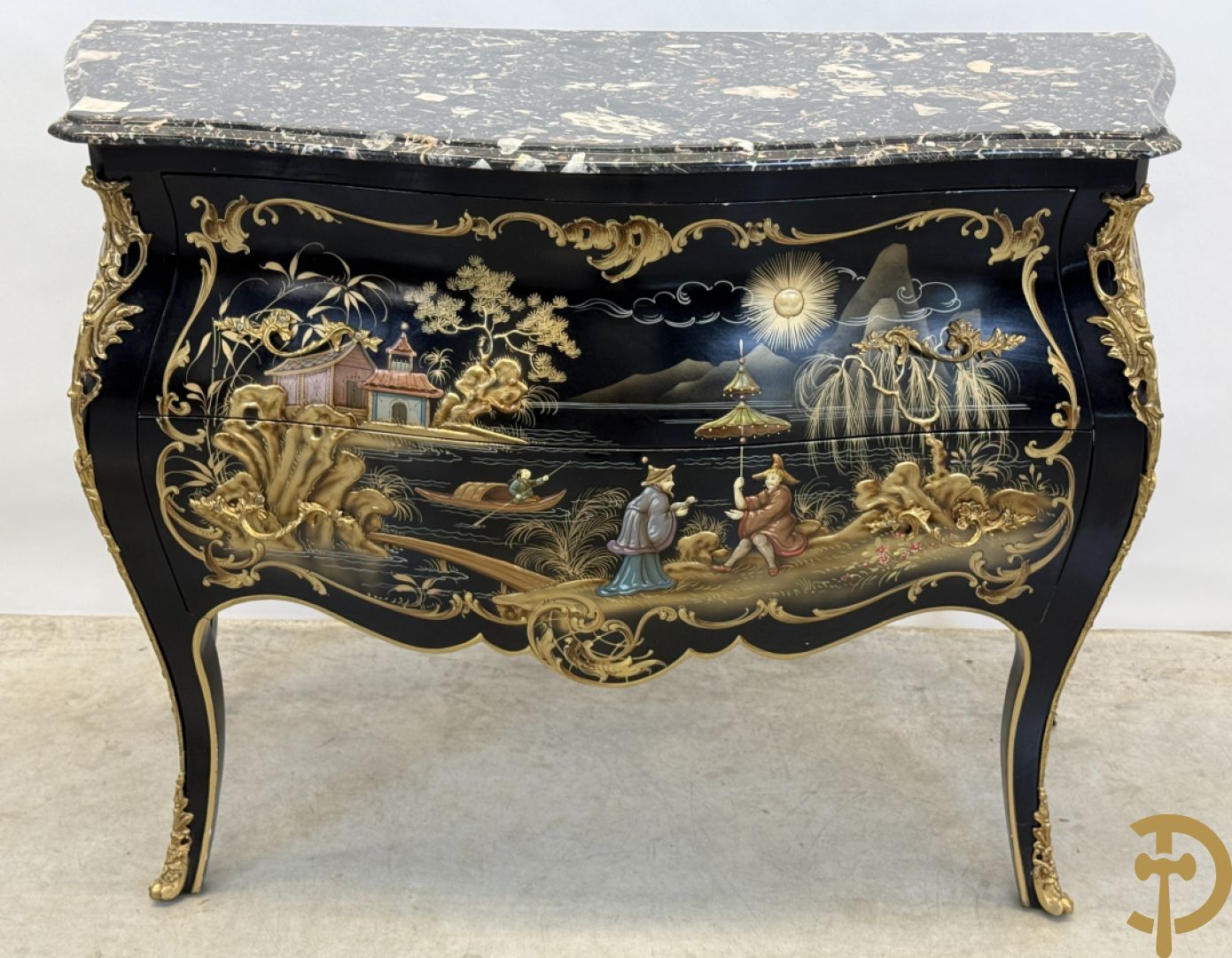 Zwartgelakte gebuikte tweeladencommode met Chinoiserie decor en marmeren blad