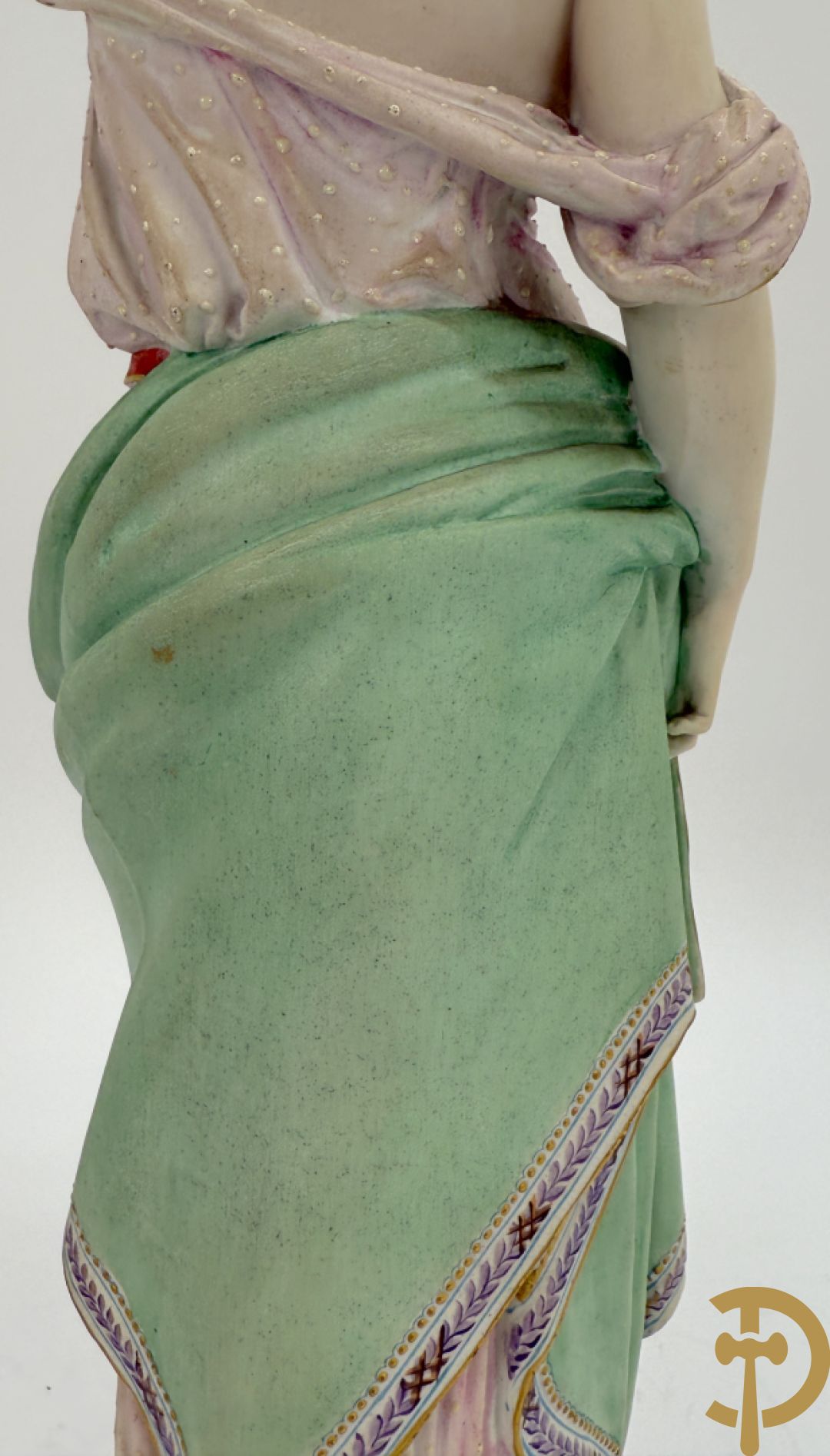 Paar Franse biscuits van elegante dame met hond en dame met bloemen op schouder