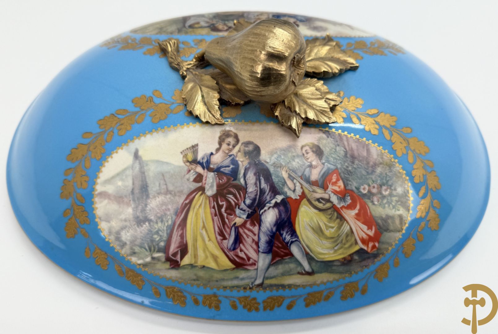 Hemelsblauwe dekselcoupe met decor van romantisch tafereel en bronzen ornamenten op onderschaal, ACF gemerkt