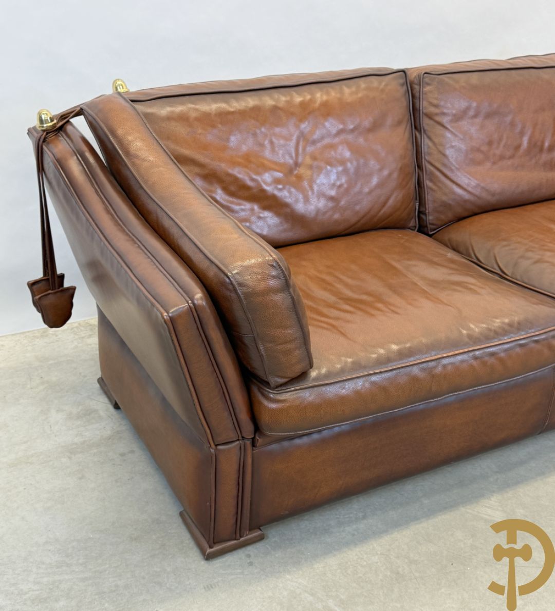 Bruin lederen canapé met kantelbare zijkanten en koperen denappels