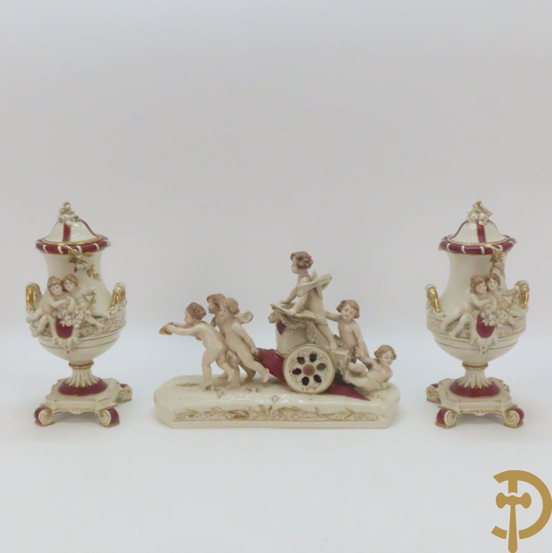 Koets in Royal Dux getrokken door cupido