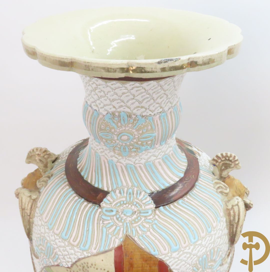 Paar Japanse Satsumat vazen met kijgerdecor en geanimeerde scènes, zijdelings met vogels bezet