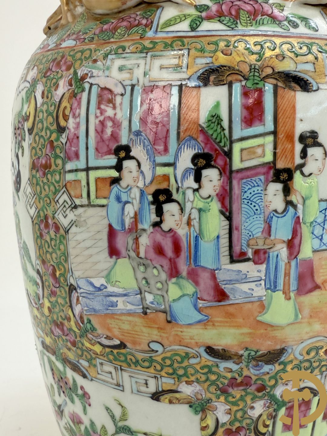 Chinese porseleinen Kanton vaas met geanimeerde taferelen en natuurdecor