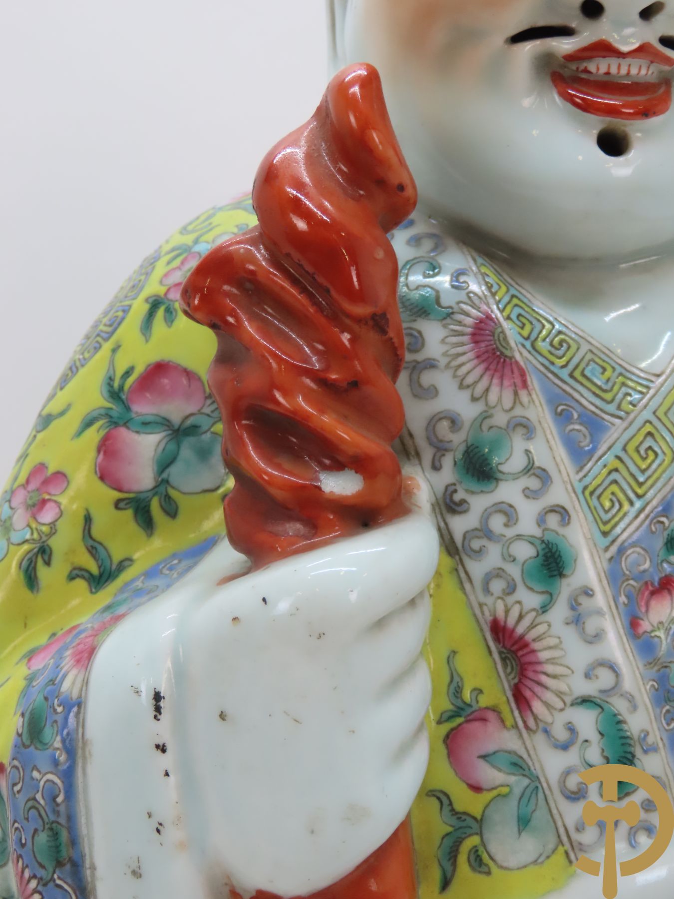 Chinese porseleinen wijsgeer met staf en perzik