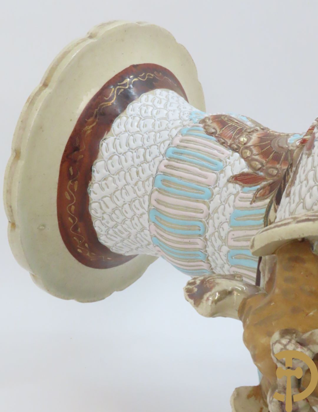 Paar Japanse Satsumat vazen met kijgerdecor en geanimeerde scènes, zijdelings met vogels bezet