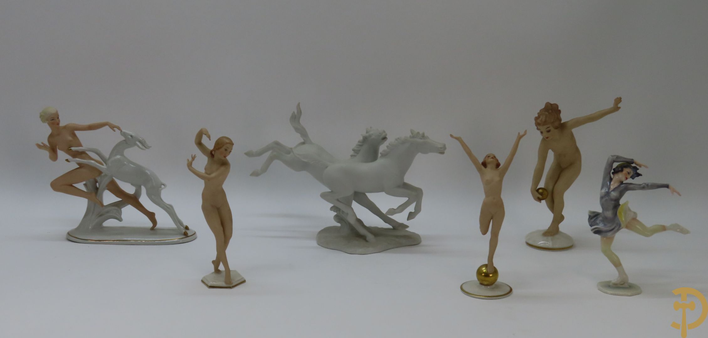 Vier porseleinen beeldjes van elegante dames, Hutchenreuther getekend+ porseleinen beeldje van dame met hert + paar galoperende paarden