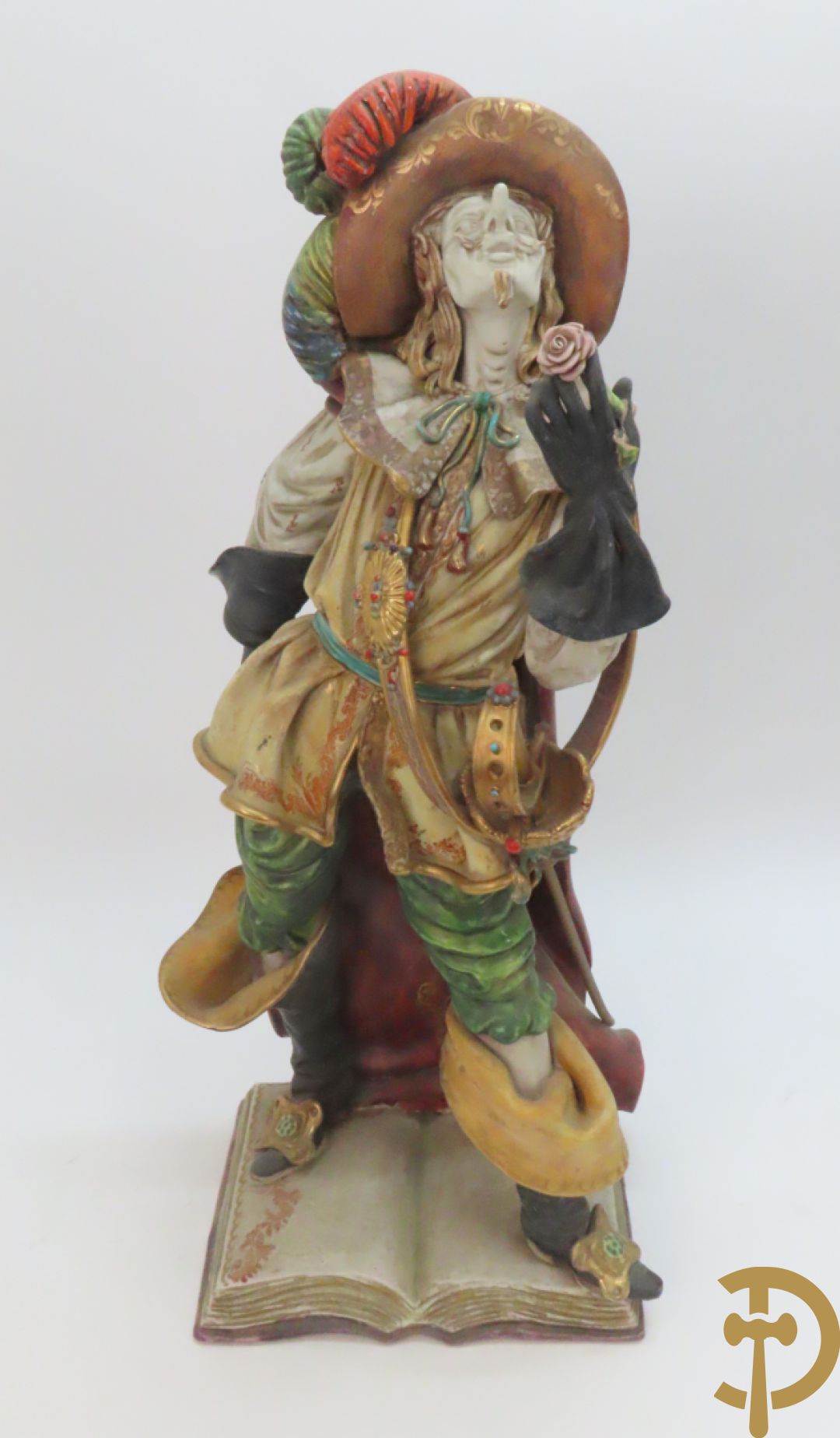 Twee Italiaanse beelden in meerkleurige faience, Cirano de Bergerac