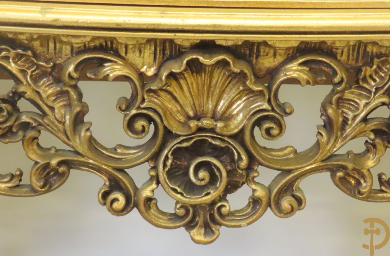 Uitzonderlijke vergulde Louis XV eetkamer bestaande uit vijfdeursdressoir met voluutvormige accanthusranken en rocailles, beschilderd met bloemenmotieven en centraal tafererel met hoornen des overvloeds + bijhorende spiegel vergulde tafel op voluutvormige poten met zes bijhorende stoelen + vitrine met accanthusranken en centrale deur, op voluutvormige poten