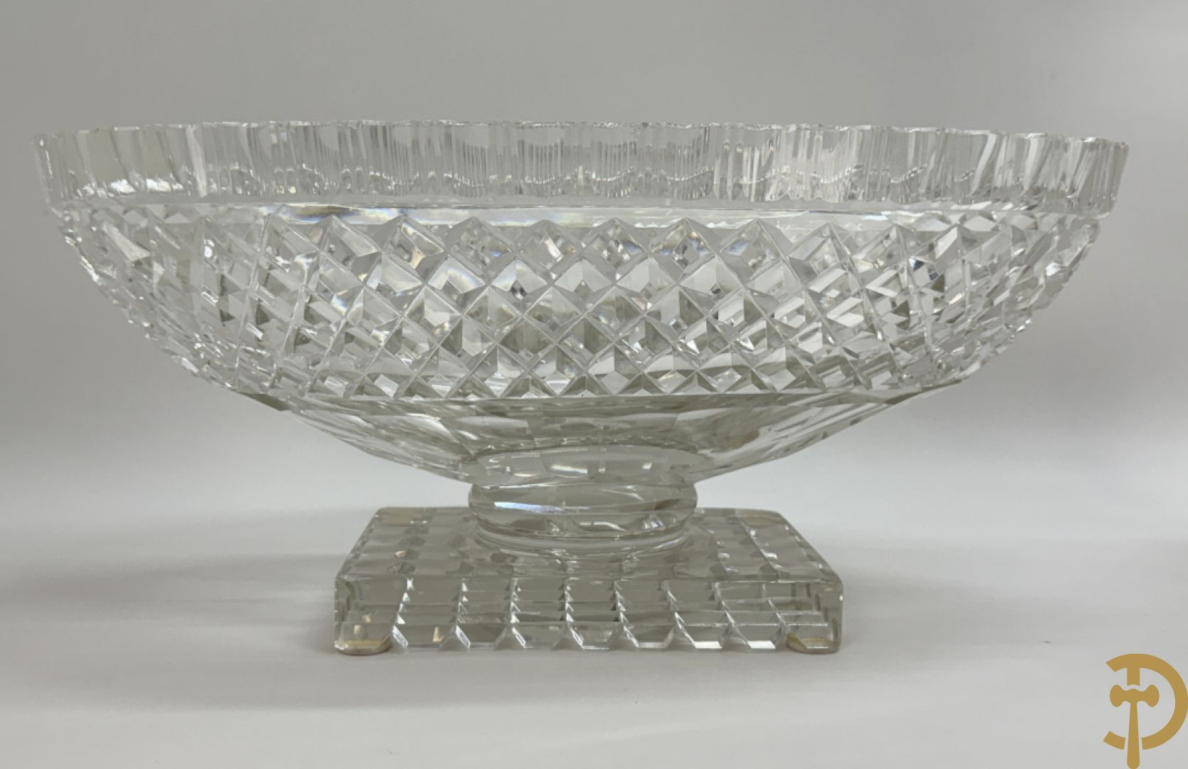 Helder kristallen geslepen coupe + 2 dragoirs in kristal gefacetteerd + 3 kristallen vazen + glazen vaas