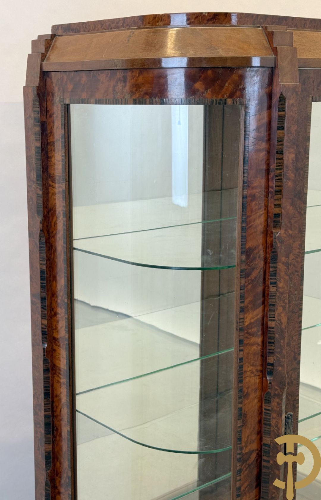 Wortelnotehouten vitrine met afgeronde zijkanten en inleg van palissander