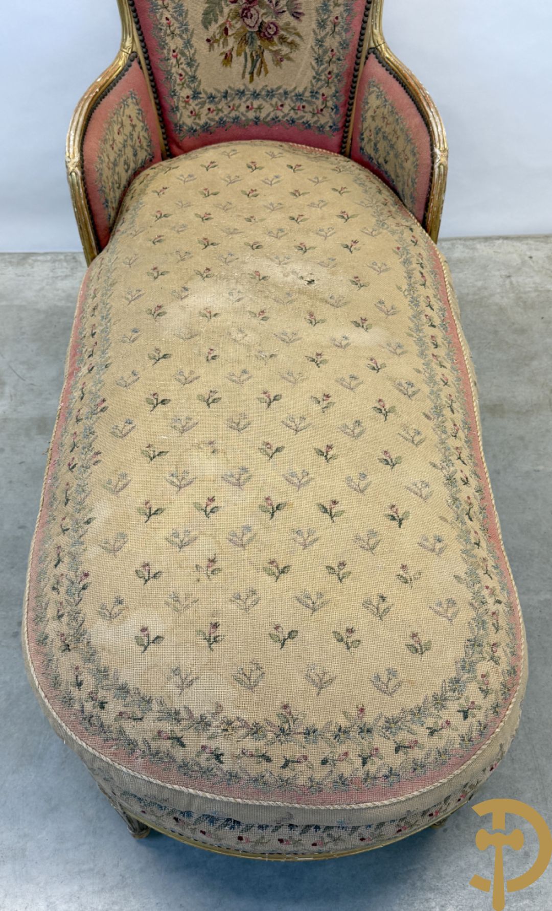 Vergulde Louis XVI chaise longue bezet met petit points met bloemendecor