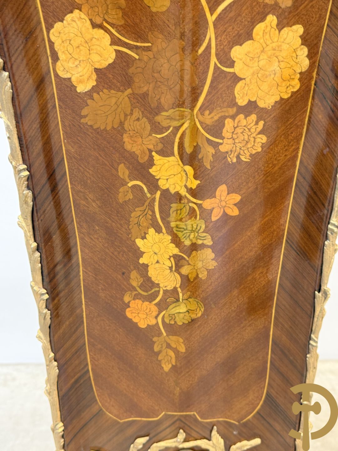 Paar notelaren gemarketteerde zuilen bezet met bronsbeslag en Louis XV motieven op voluutvormige poten - bovenaan met marmeren geaderd blad