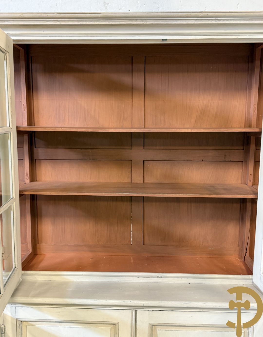 Beschilderde vitrine / buffet met 6 beglaasde deuren bonvenaan en 6 gesloten deuren onderaan