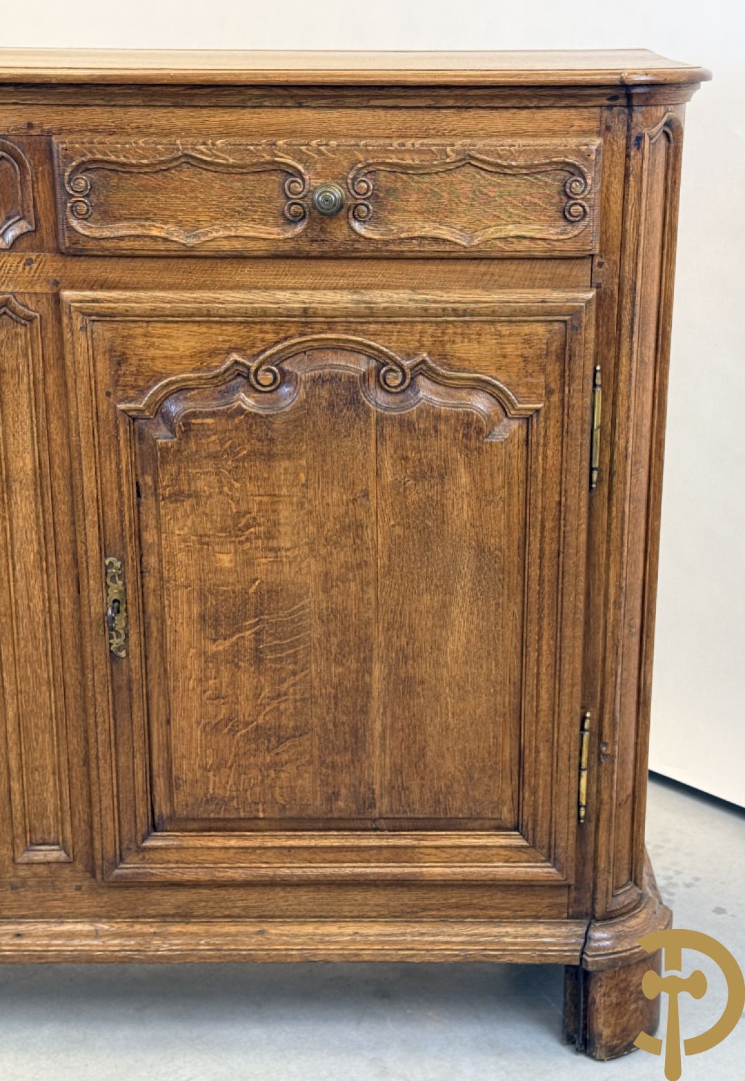 Eiken dressoir met 4 deuren, 4 lades en afgestoken Louis XV panelen